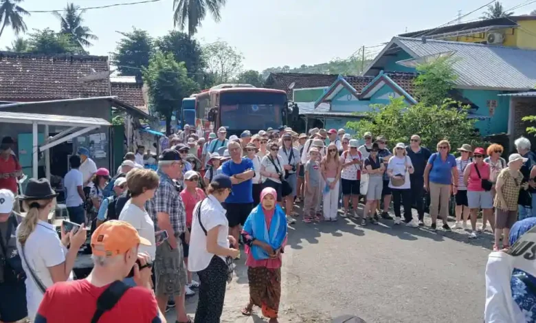 Wisatawan Mancanegara Kapal Pesiar Le Jacques Cartier Bersandar di Labuhan Badas