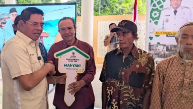 Bupati Lombok Timur Haerul Warisin Serahkan Bantuan Rumah Layah Huni
