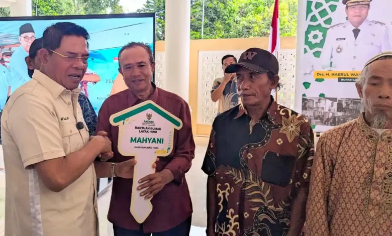 Bupati Lombok Timur Haerul Warisin Serahkan Bantuan Rumah Layah Huni
