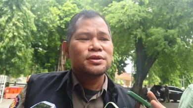 Kepala Satpol PP Kota Mataram Irwan Rahadi Rokok Ilegal