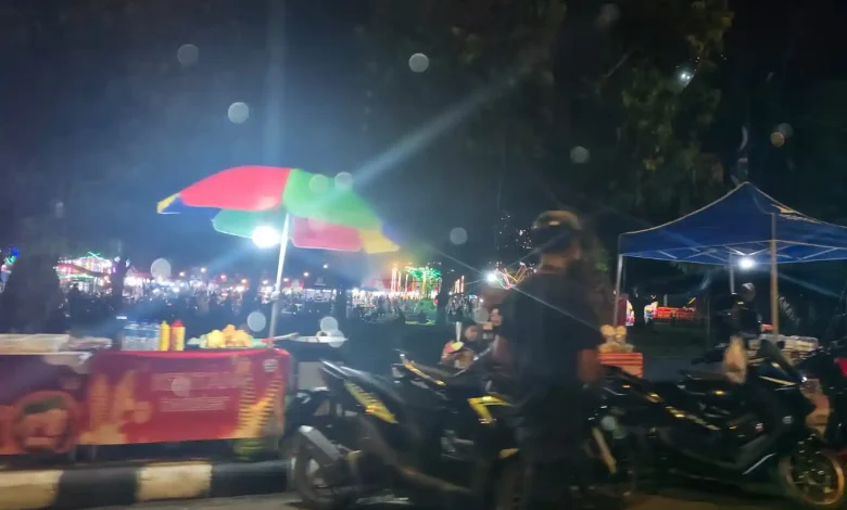 lapak pedagang kaki lima di depan Eks Bandara Selaparang