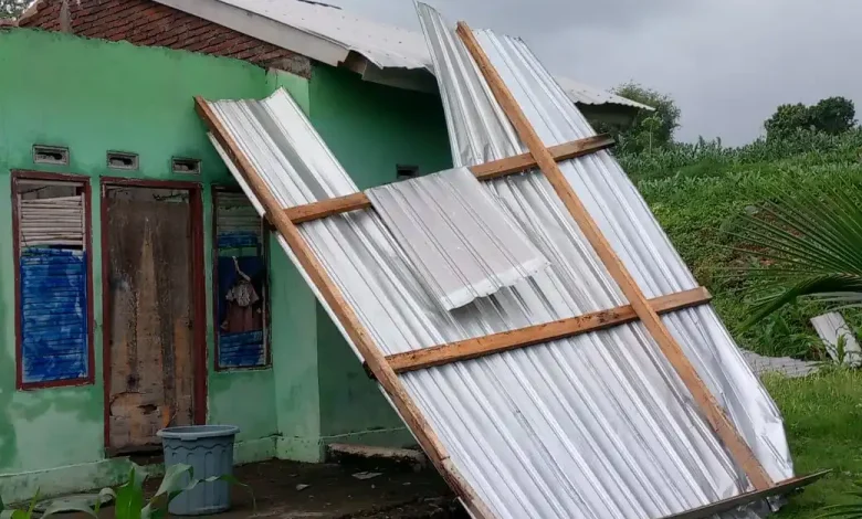 Rumah Warga Rusak Akibat Angin Puting Beliung Terjang Dompu