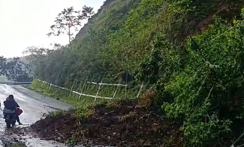 Longsor di jalur Pusuk Sembalun Lombok Timur