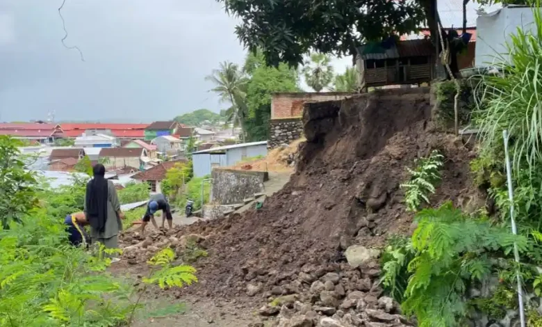Longsor di Kelurahan Seketeng
