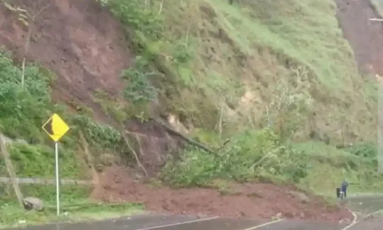 Longsor di Jalur Pusuk Sembalun