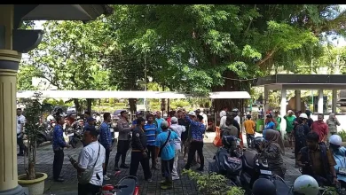 Puluhan Operator Sampah Geruduk Kantor Wali Kota Mataram