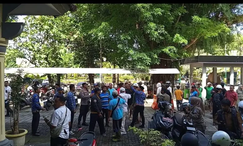 Puluhan Operator Sampah Geruduk Kantor Wali Kota Mataram