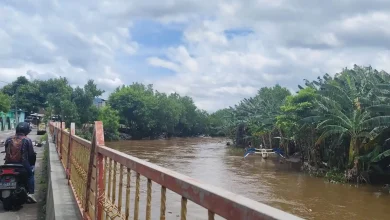 Warga Mataram Diminta Waspada Luapan Sungai dan Sampah Drainase Akibat Cuaca Buruk