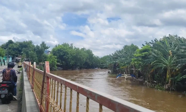 Warga Mataram Diminta Waspada Luapan Sungai dan Sampah Drainase Akibat Cuaca Buruk