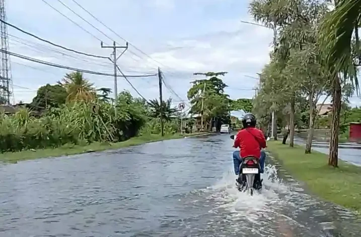 Genangan Air di Jalan Lingkar Selatan Mataram