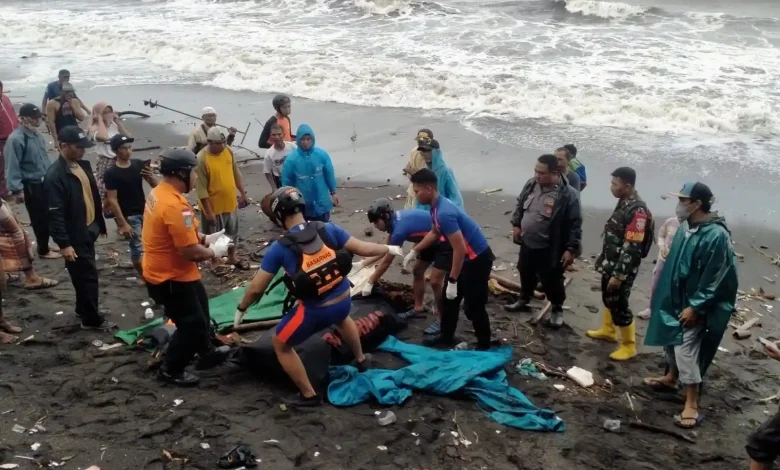 Mayat Pria Tanpa Busana Ditemukan Warga di Pantai Gading Mataram