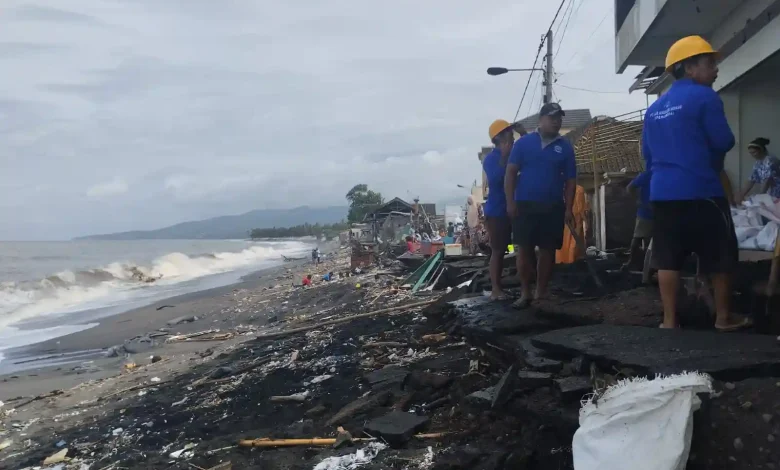 BPBD dan Dinas PUPR Mataram Gerak Cepat Tangani Dampak Banjir Rob Ampenan