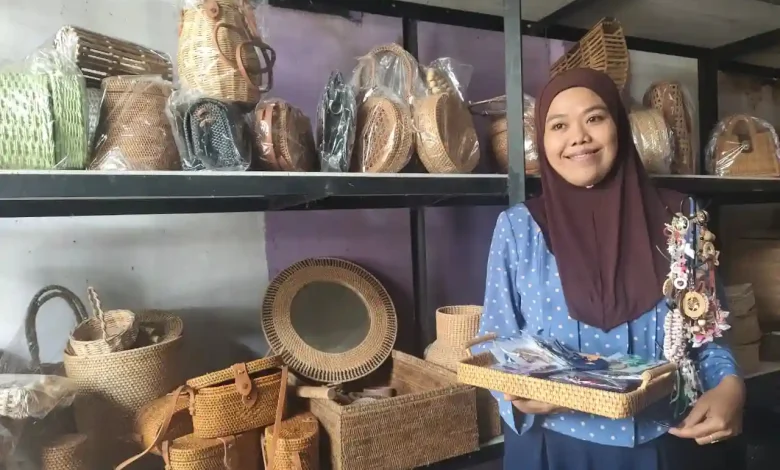 Baiq Andrea Sulap Kerang dan Kain Perca Jadi Cuan Lewat Pasar Digital