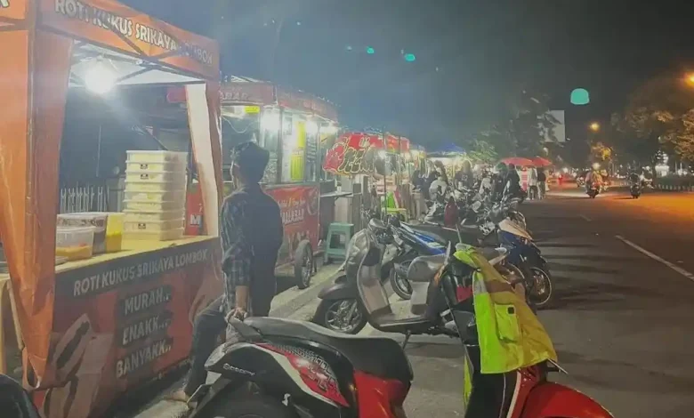 Suasana street food di depan Taman Budaya Mataram