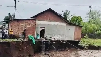 Jalan Provinsi di Tambora Dompu Amblas Diterjang Banjir