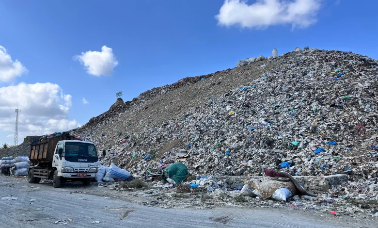 gunungan sampah di TPA Kebon Kongok