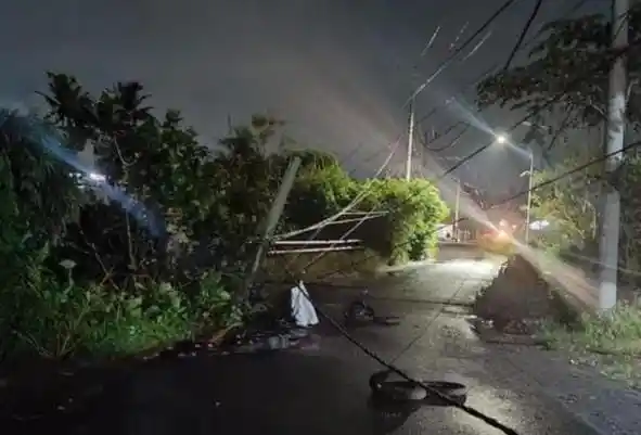 Jembatan Sekarteja - Pancor Ditutup Akibat Amblas dan Tiang Listrik Roboh