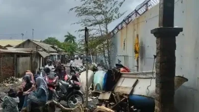 Perahu Nelayan di Ampenan Rusak Terdampak Banjir Rob