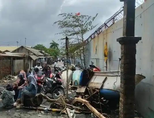 Perahu Nelayan di Ampenan Rusak Terdampak Banjir Rob