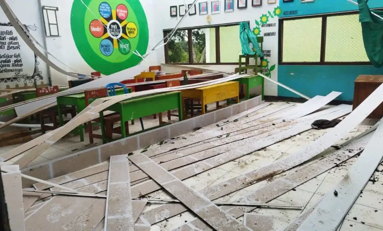 Tiga SD di Sumbawa Rusak Parah Akibat Puting Beliung