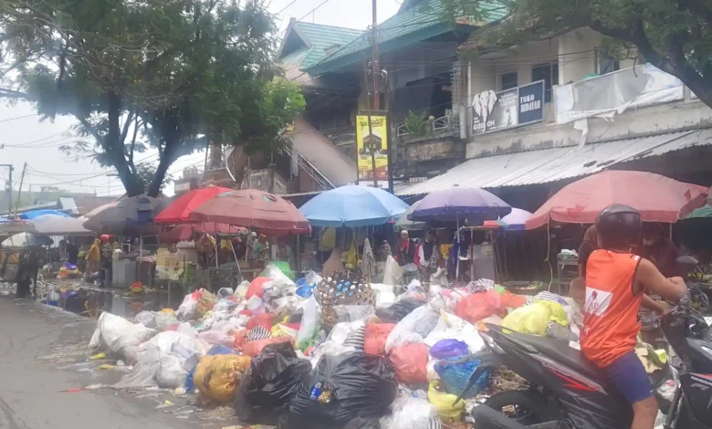 Sampah Menggunung di Pasar Karang Jasi Mataram