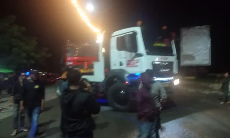 Warga Kota Bima Hadang Mobil Pengangkut Alat Berat Tambang Emas