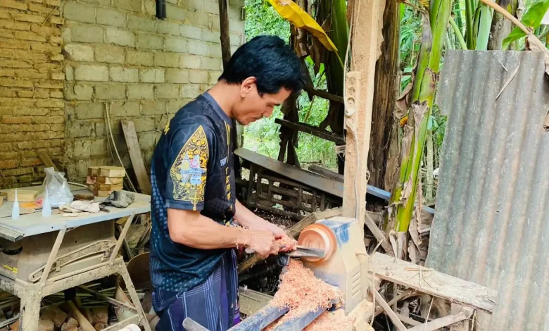 Perajin Limbah Alam dan Plastik asal Bonder Lombok Tengah