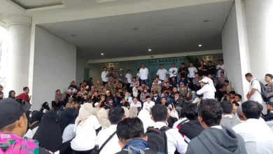 Ratusan Guru Honorer Lombok Tengah Geruduk Kantor Bupati