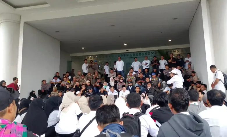 Ratusan Guru Honorer Lombok Tengah Geruduk Kantor Bupati