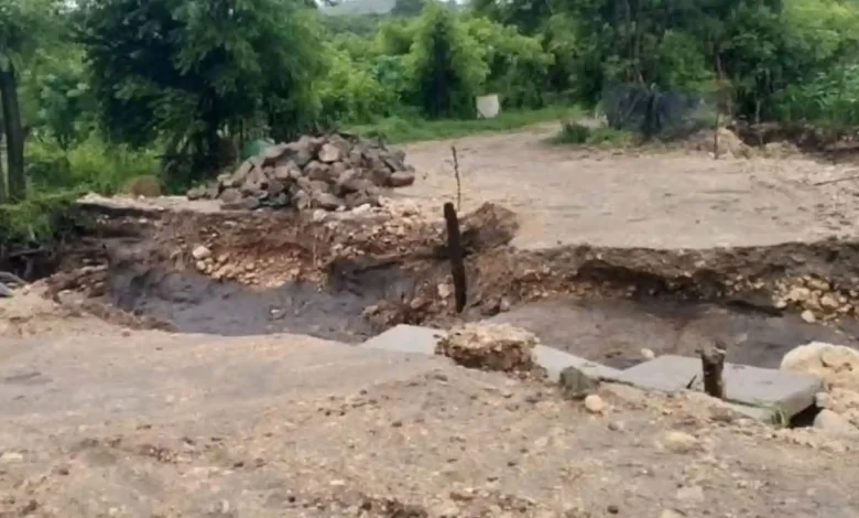 ruas jalan provinsi Simpang Negara Moyo - Luair di Dusun Prajak, Desa Batu Bangka, Kecamatan Moyo Hilir, Kabupaten Sumbawa