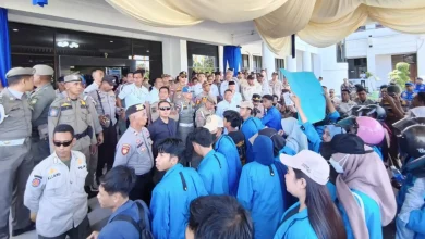 Puluhan Mahasiswa Desak Pemkab Sumbawa Perbaiki Jalan Orong Telu – Lantung