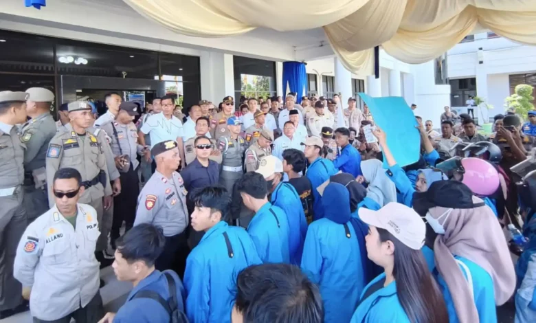 Puluhan Mahasiswa Desak Pemkab Sumbawa Perbaiki Jalan Orong Telu – Lantung