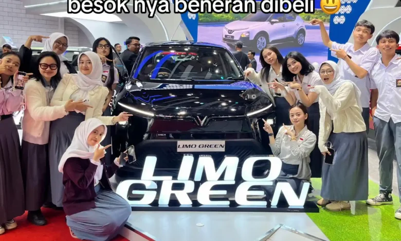 Siswa SMA beli mobil untuk sang guru dari tabungan uang kas kelas selama tiga tahun.