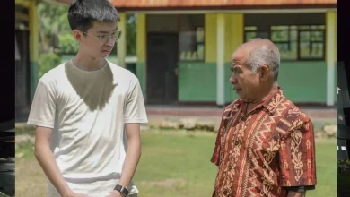Pengusaha muda Indonesia, Sulianto Indria Putra (kiri) bersama Guru Honorer di pedalaman Kupang, NTT, Agustinus (kanan).