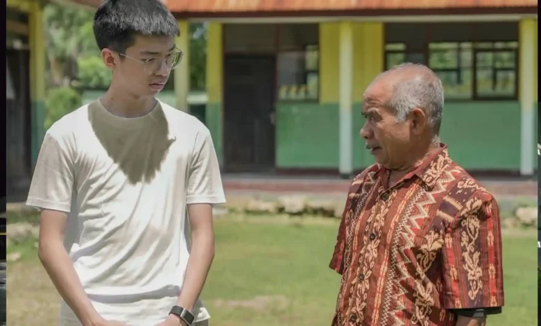 Pengusaha muda Indonesia, Sulianto Indria Putra (kiri) bersama Guru Honorer di pedalaman Kupang, NTT, Agustinus (kanan).