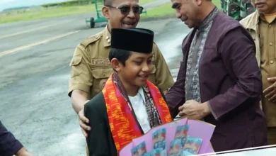 Muhammad Zian Fahrezi saat tiba di Bandara Sultan Muhammad Salahuddin, Kota Bima pada Selasa, 10 Februari 2026.