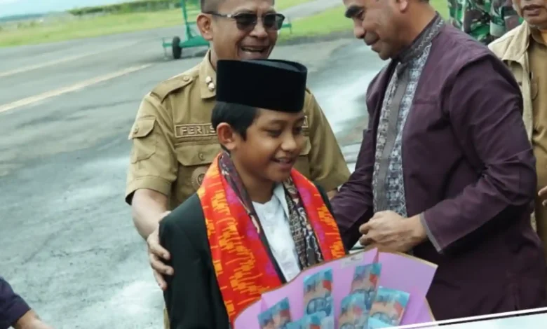 Muhammad Zian Fahrezi saat tiba di Bandara Sultan Muhammad Salahuddin, Kota Bima pada Selasa, 10 Februari 2026.