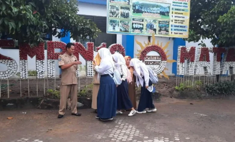 Kebijakan Lima Hari Sekolah di SMPN 10 Mataram