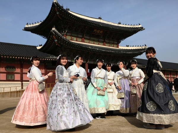 Ilustrasi pertukaran guru ke Korea Selatan.