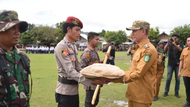 Wakil Bupati Bima, dr. H. Irfan Zubaidy memimpin upacara pembukaan TMMD ke-127 Kodim 1608/Bima pada Selasa, 10 Februari 2026.
