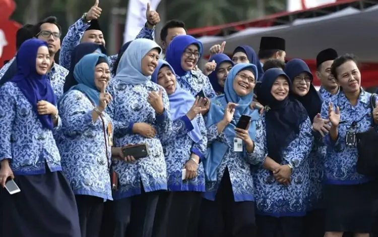 Ilustrasi Guru dan PPPK menerima THR.