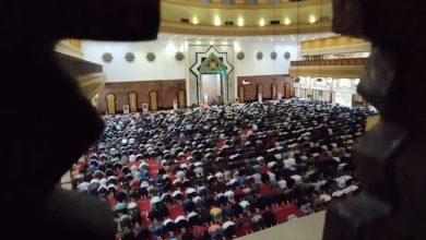 Pelaksanaan salat tarawih Ramadan 1446 Hijriah di Masjid Raya Hubbul Wathan Islamic Center NTB.