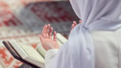 Ilustrasi perempuan sedang beribadah di bulan Ramadan.