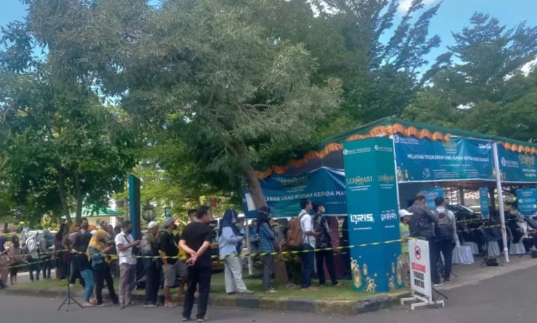 Ilustrasi antrean pengunjung Penukaran Uang Baru 2026 di Islamic Center, Kota Mataram.