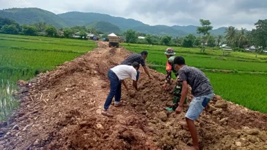 Pengerjaan jalan tani TMMD di Desa Sondo, Kecamatan Monta, Kabupaten Bima.