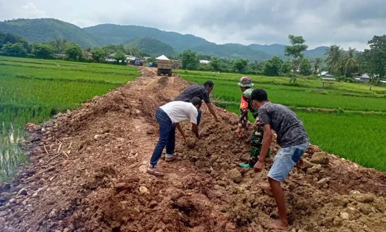 Pengerjaan jalan tani TMMD di Desa Sondo, Kecamatan Monta, Kabupaten Bima.
