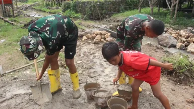 Murid kelas 6 SDN Tolouwi, Deri, ikut serta membantu Satgas TMMD membangun Talud.