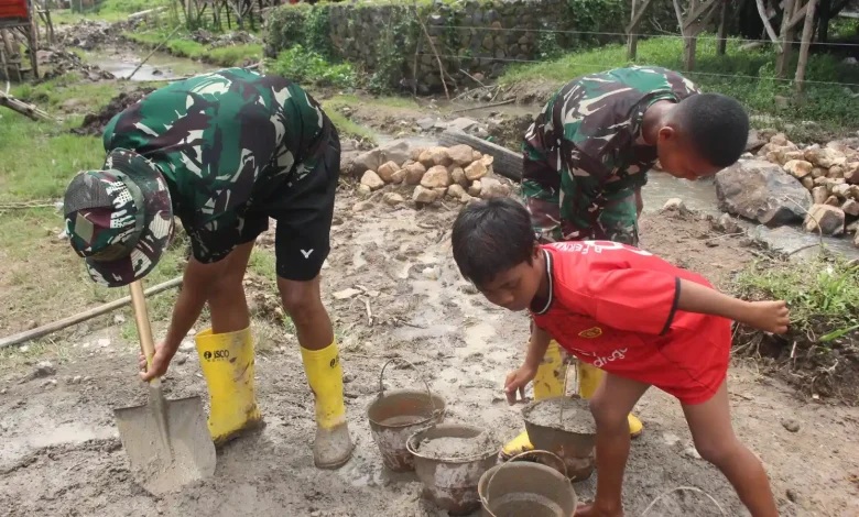 Murid kelas 6 SDN Tolouwi, Deri, ikut serta membantu Satgas TMMD membangun Talud.