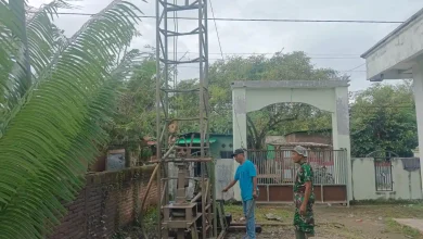 Babinsa Desa Tolouwi tinjau pengeboran air bersih di halaman Masjid Al Muttakim pada Selasa, 24 Februari 2026.