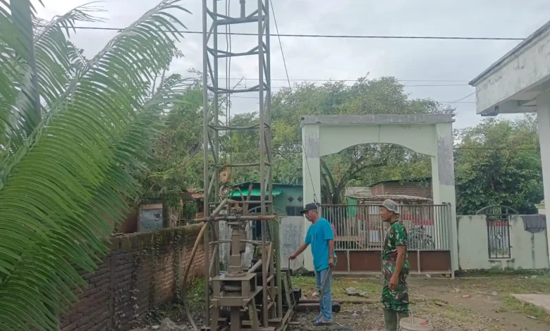 Babinsa Desa Tolouwi tinjau pengeboran air bersih di halaman Masjid Al Muttakim pada Selasa, 24 Februari 2026.